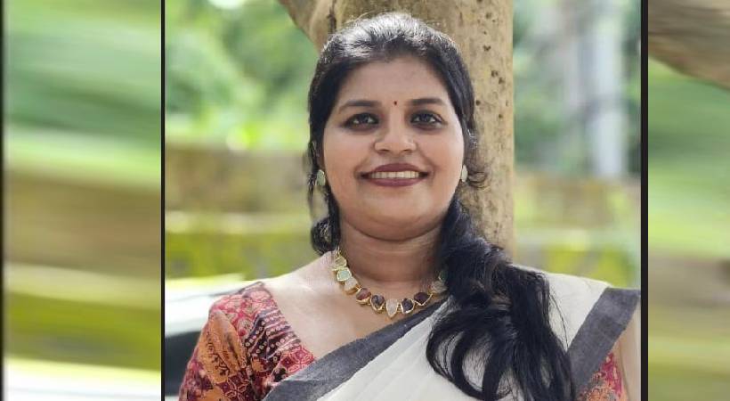 മുറ്റത്തുനിന്നു  മകന് ചോറ് വാരിക്കൊടുക്കുന്നതിനിടെ പാമ്പ് കടിച്ചു; യുവതി മരിച്ചു