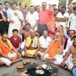 നീറ്റ് പരീക്ഷ എഴുതാനെത്തിയ വിദ്യാർഥികളുടെ പൂണൂൽ അഴിച്ചുമാറ്റാൻ ആവശ്യപ്പെട്ടതിൽ പ്രതിഷേധം