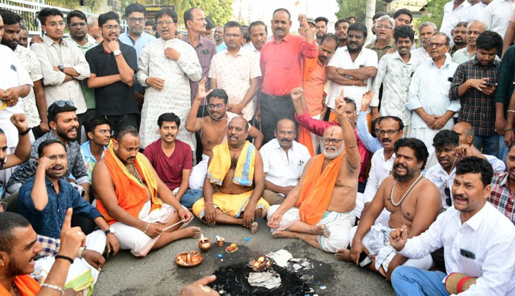 നീറ്റ് പരീക്ഷ എഴുതാനെത്തിയ വിദ്യാർഥികളുടെ പൂണൂൽ അഴിച്ചുമാറ്റാൻ ആവശ്യപ്പെട്ടതിൽ പ്രതിഷേധം