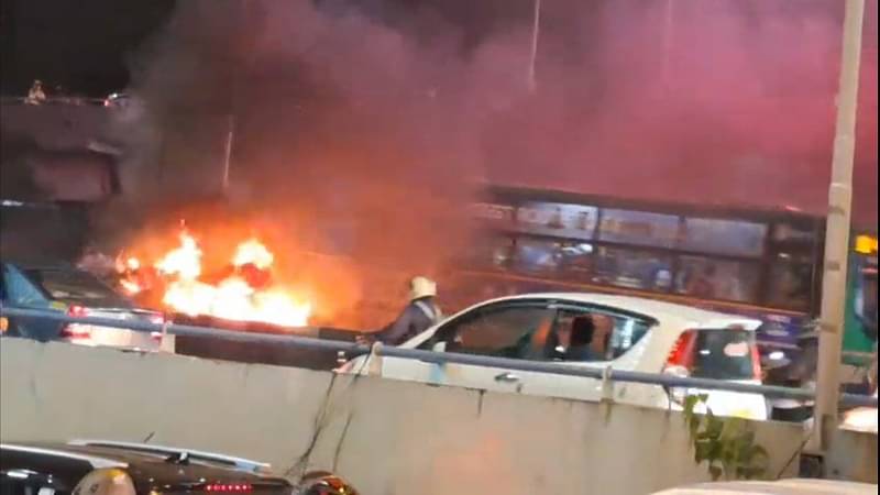 ഹെബ്ബാൾ ഫ്ലൈഓവറിൽ ഓടിക്കൊണ്ടിരുന്ന കാറിന് തീപിടിച്ചു