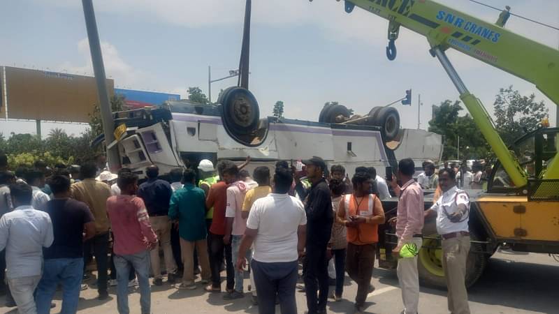 ബെംഗളൂരു വിമാനത്താവള റോഡിനു സമീപം ബസ് മറിഞ്ഞ് അപകടം; എട്ട് പേർക്ക് പരുക്ക്