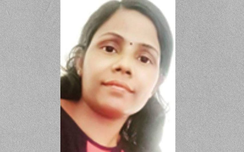 ഒരു കുടുംബത്തിലെ മൂന്നുപേർക്ക് ഇരുമ്പുഗ്രില്ലിൽ നിന്ന്‌ ഷോക്കേറ്റു; യുവതി മരിച്ചു