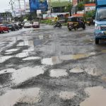 ബെംഗളൂരുവിലെ മോശം റോഡ് കാരണം കഴുത്തിനും നട്ടെല്ലിനും കടുത്ത വേദന; ബിബിഎംപിക്കെതിരെ പരാതിയുമായി യുവാവ്