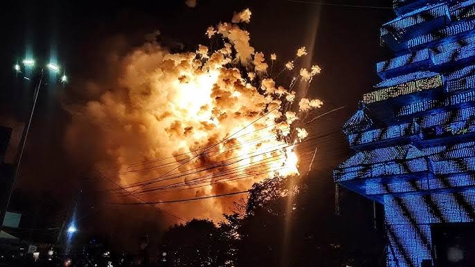 തൃശൂര്‍ പൂരം സാമ്പിള്‍ വെടിക്കെട്ടിനിടെ അപകടം; ഫയര്‍ഫോഴ്സ് ഉദ്യോഗസ്ഥന് പരുക്ക്