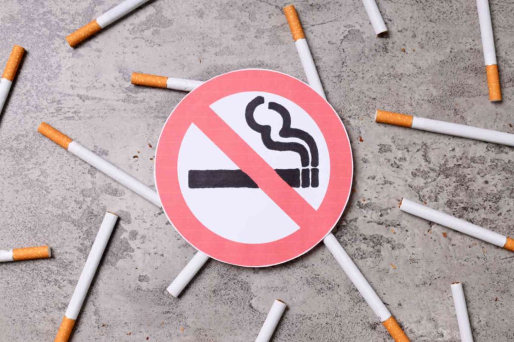 പൊതുസ്ഥലത്ത് പുകവലിച്ചാൽ പിഴ അഞ്ചിരട്ടി, ഹുക്ക ബാറുകൾക്ക് നിരോധനം; കർശന നടപടിയുമായി കർണാടക സർക്കാർ