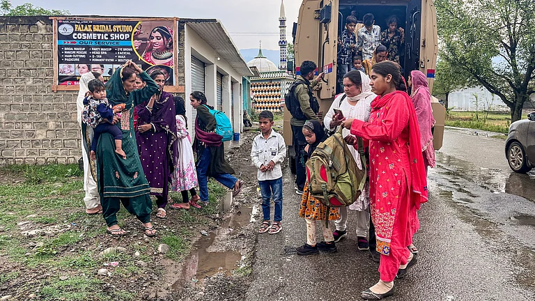 അതിർത്തികൾ ശാന്തമാകുന്നു; ജമ്മു കശ്മീരിലെ അതിർത്തി മേഖലകളൊഴിച്ചുള്ള സ്കൂളുകൾ ഇന്ന് തുറക്കും