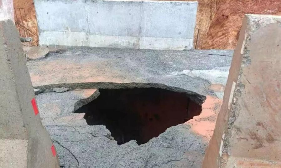 കാസറഗോഡ് ദേശീയപാതയില്‍ ടാറിങ് കഴിഞ്ഞ അപ്രോച്ച് റോഡില്‍ വന്‍ ഗര്‍ത്തം