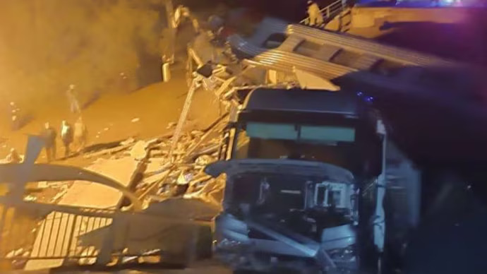 ട്രെയിന് പാളം തെറ്റി; ലോക്കോ പൈലറ്റ് ഉള്പ്പെടെ ഏഴുപേര് മരിച്ചു, 30 പേർക്ക് പരുക്ക്